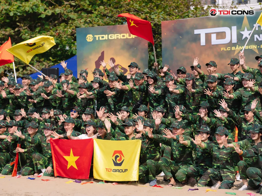 TDI 的实习战士们高举祖国旗帜